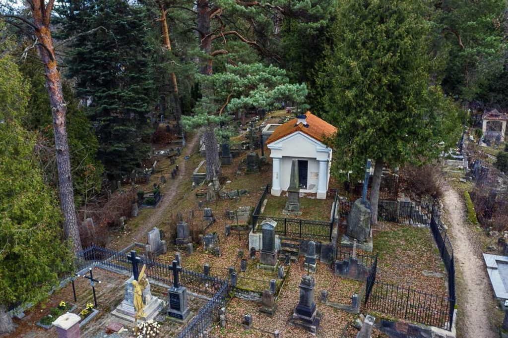 Oginskių mauzoliejus kapinėse